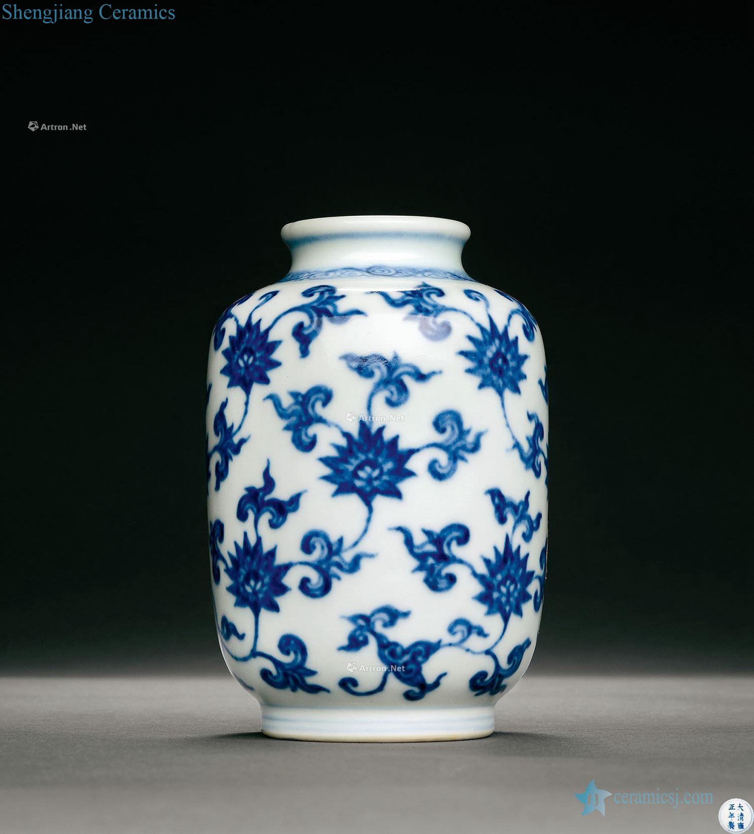 Qing yongzheng Blue and white lotus flower grain canister