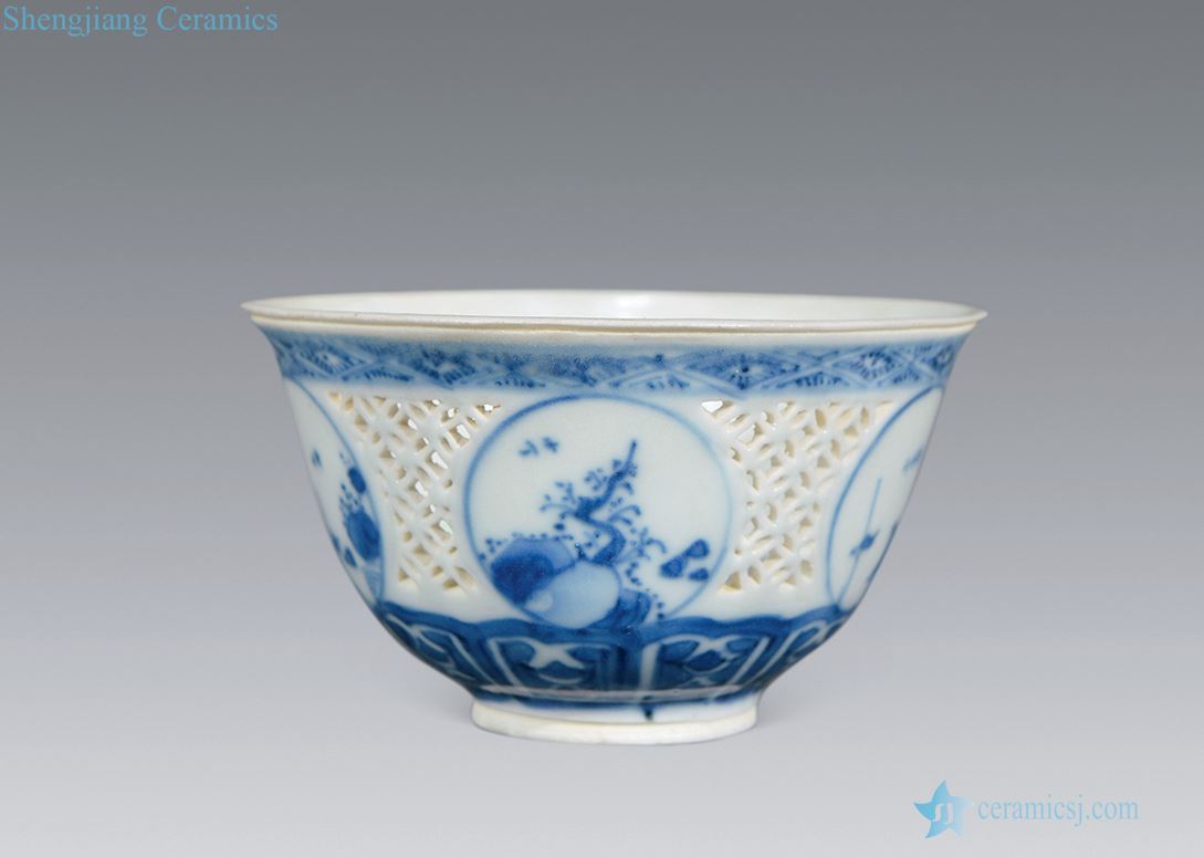 The qing emperor kangxi Blue and white bowl of hollow out landscape characters