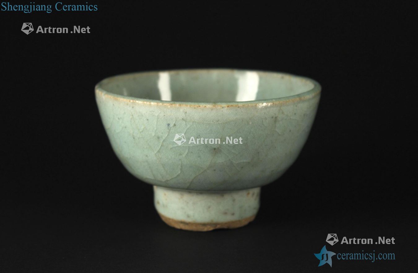 Yuan and Ming dynasties Shadow blue glaze footed bowl