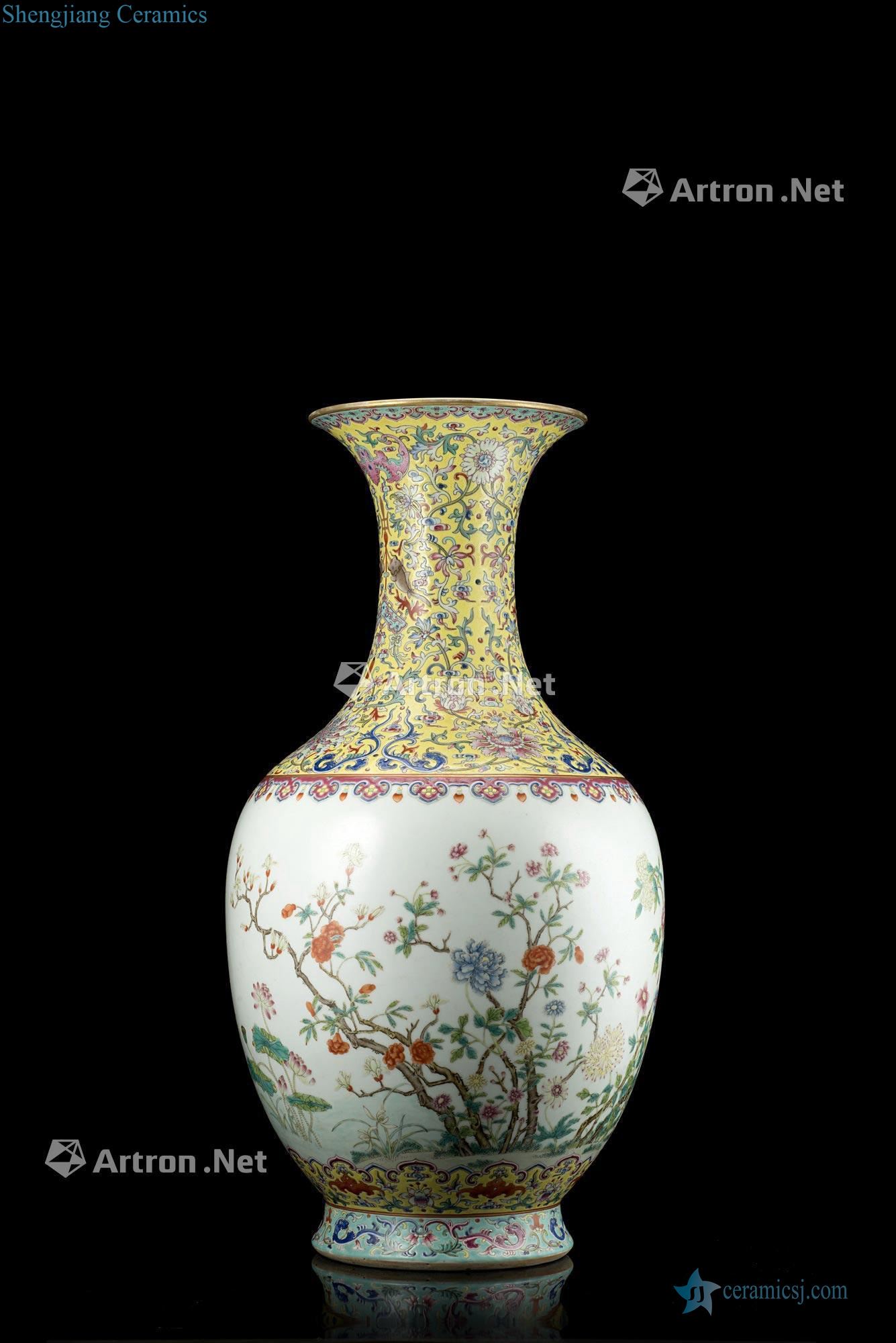 Early 20 th century A large yellow - ground Famille Rose vase