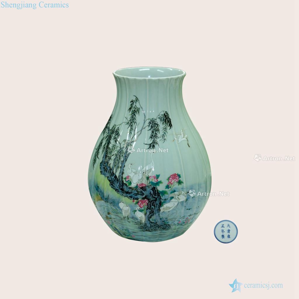 Qing yongzheng pea green glaze painting of flowers and pastel melon leng
