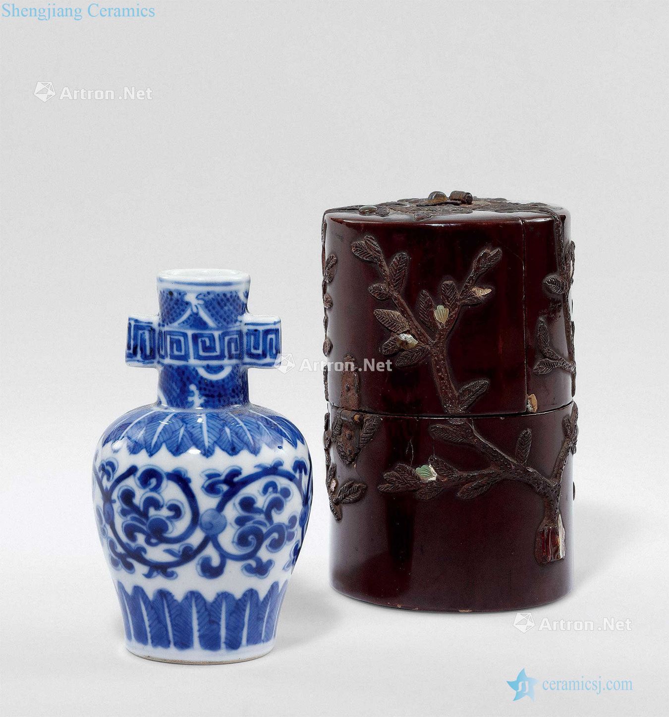 Qing qianlong Blue and white double penetration ear small bottle