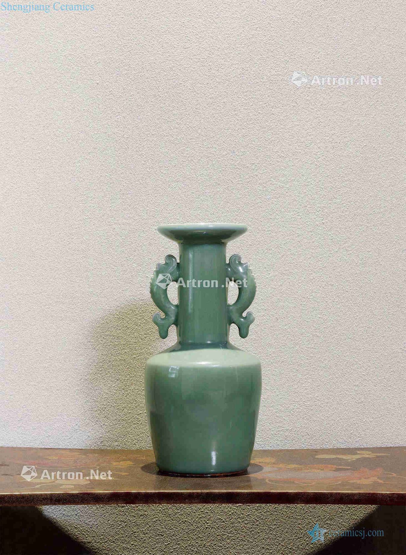 The song dynasty Longquan celadon Pisces ear dish buccal bottle