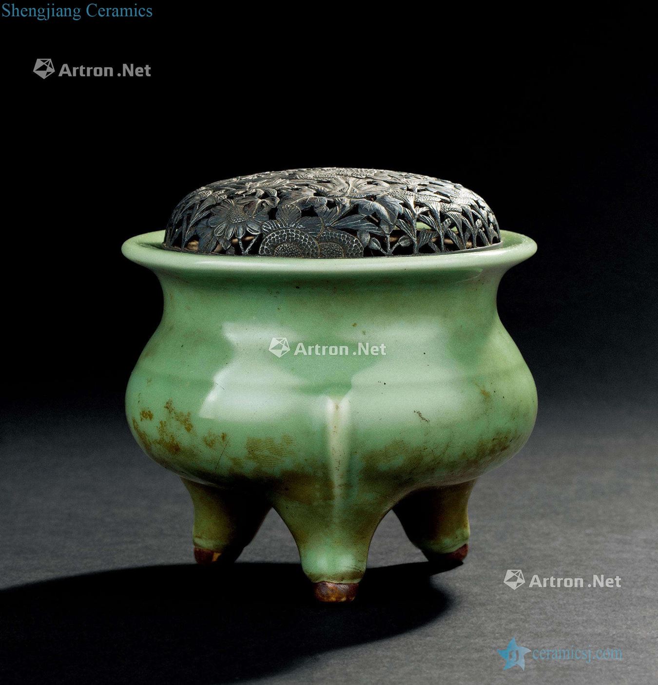 Yuan dynasty (1271-1368), longquan celadon by furnace