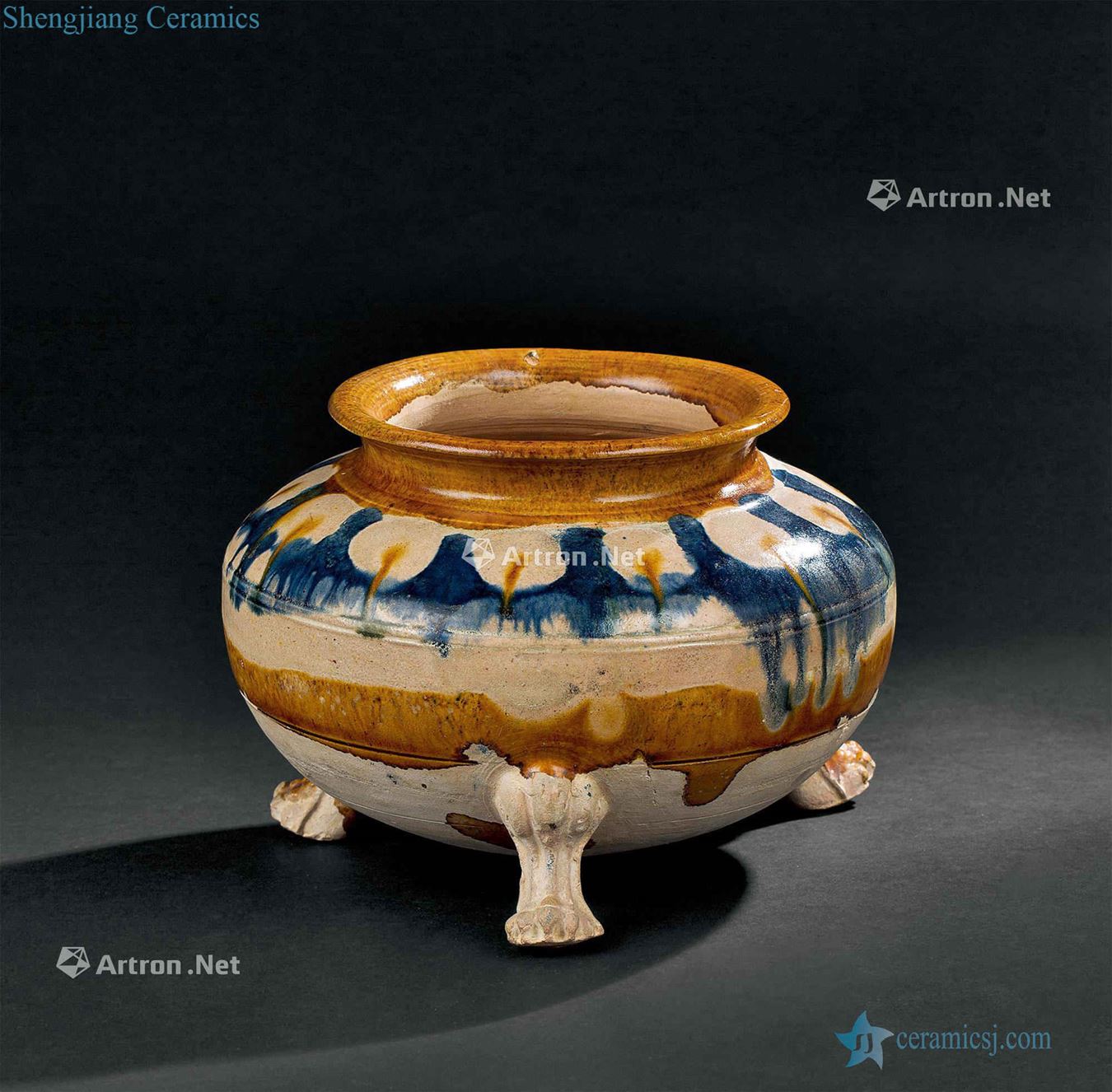 In the tang dynasty (618-907) Three-color three beast foot incense burner