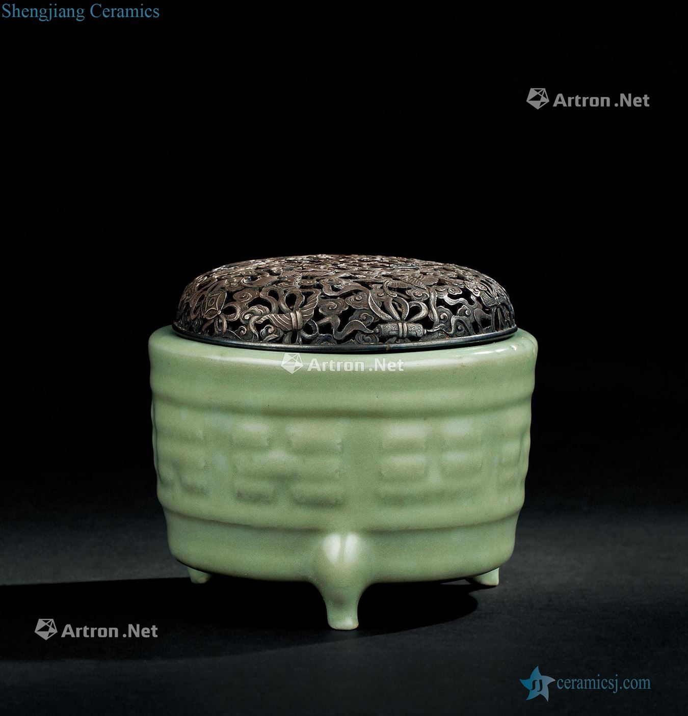 In the Ming dynasty (1368-1644), longquan celadon gossip wen incense burner with three legs