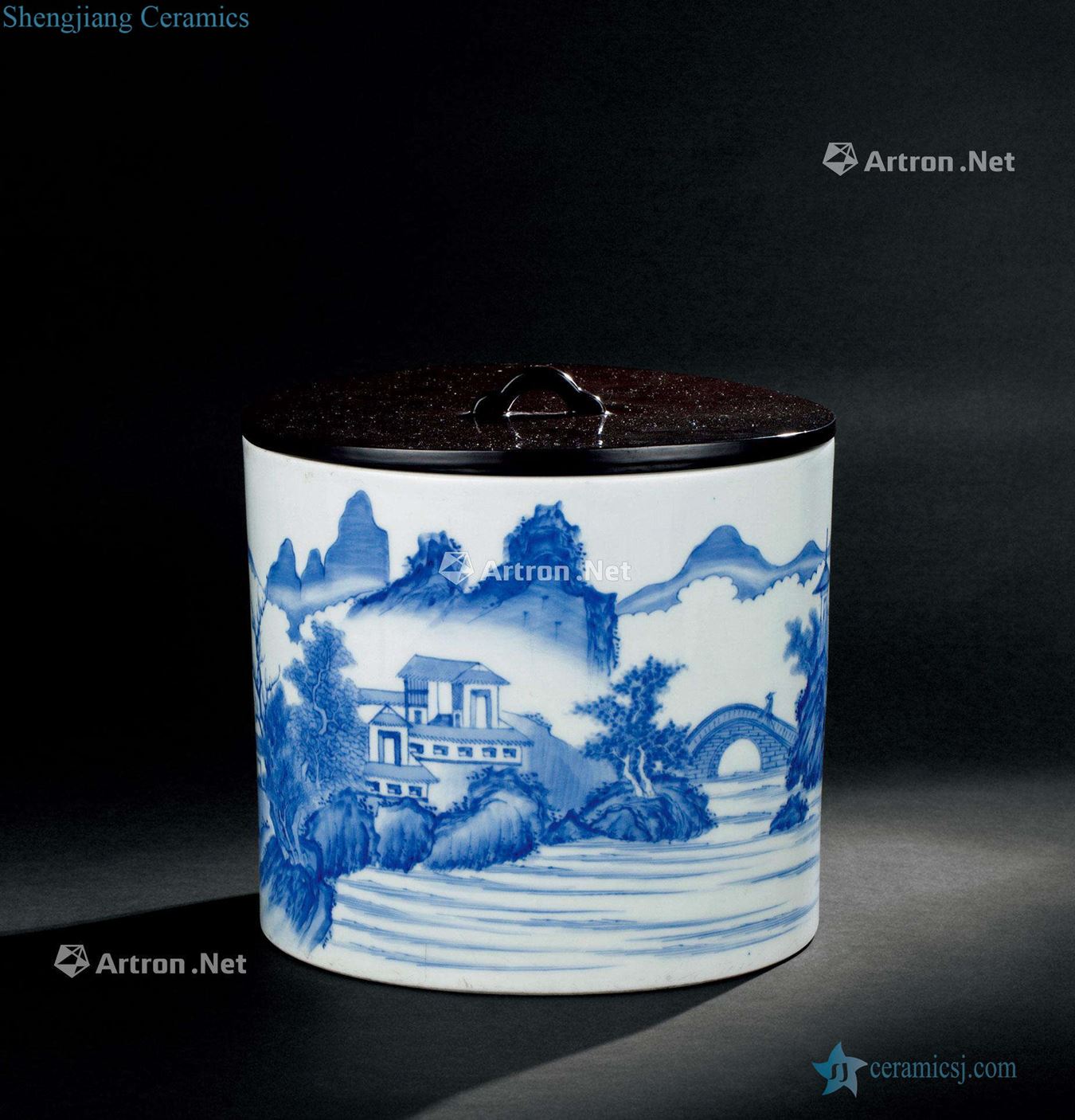 In the qing dynasty (1644-1911) blue and white landscape pattern brush pot
