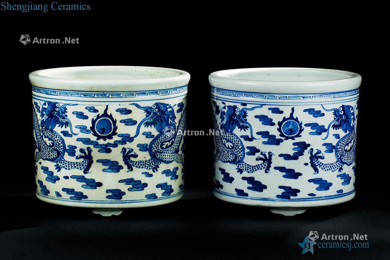In the qing dynasty (1644-1911) blue and white dragon WenXiangLu (a)