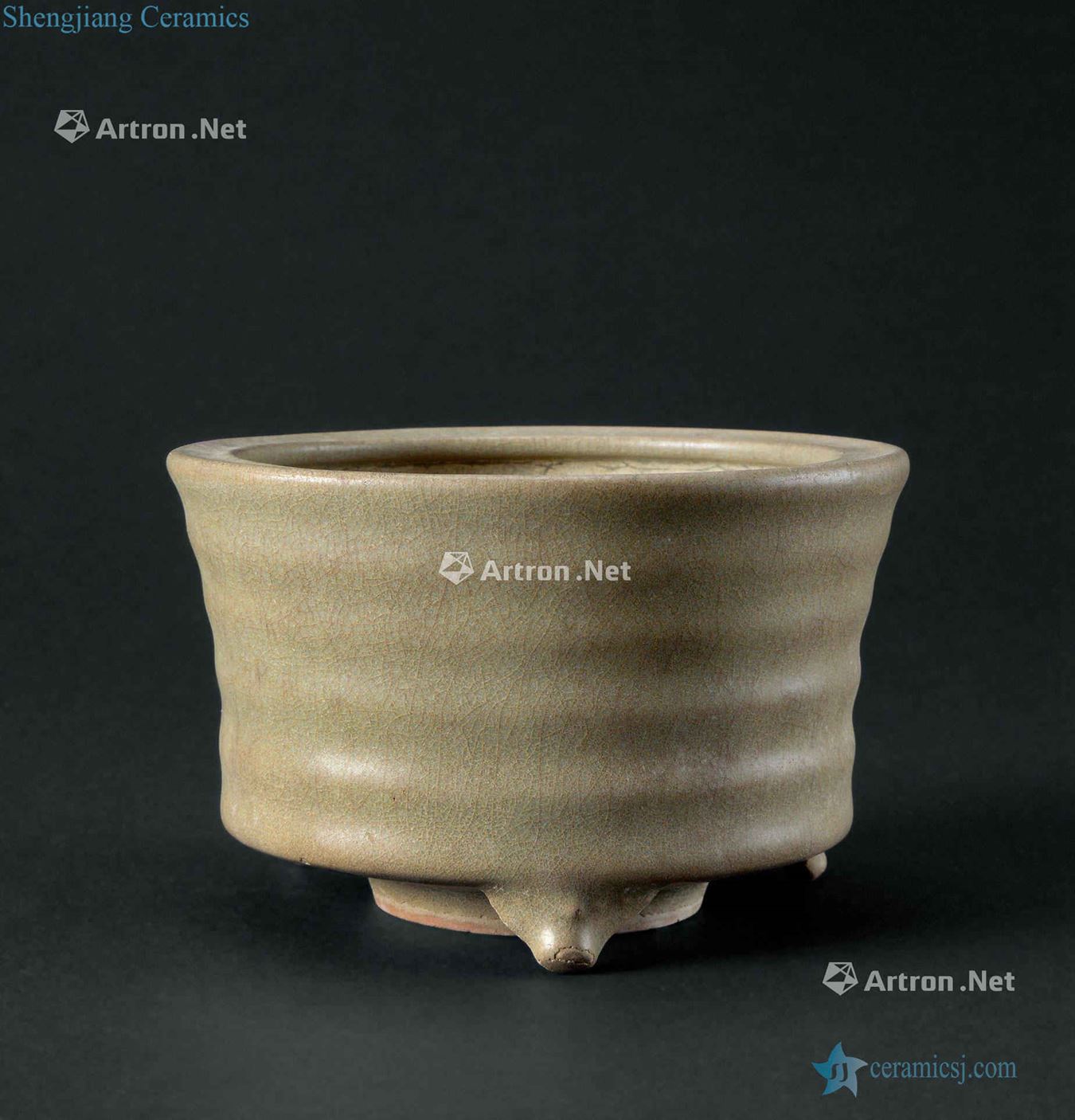 The southern song dynasty (1115-1234), longquan celadon string lines three-legged censer