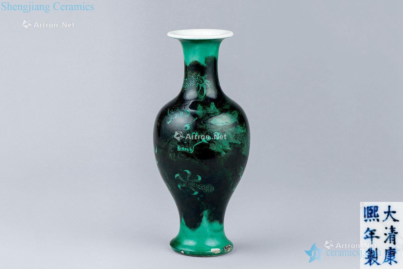 In the qing dynasty (1644-1911), the green color ink YunLongWen goddess of mercy bottle