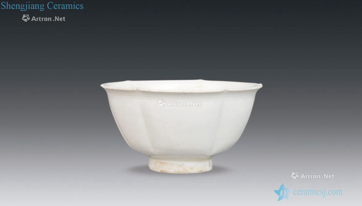 Ming before White glazed huo kiln mouth bowl