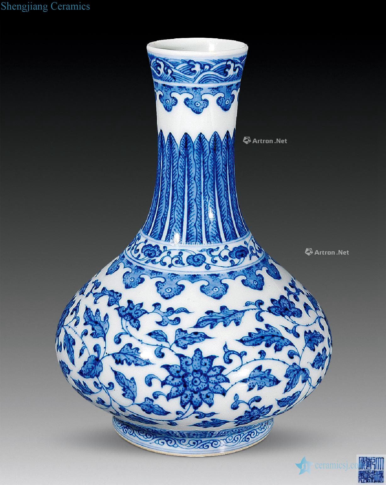 Qing qianlong Blue and white lotus flower flat belly bottle