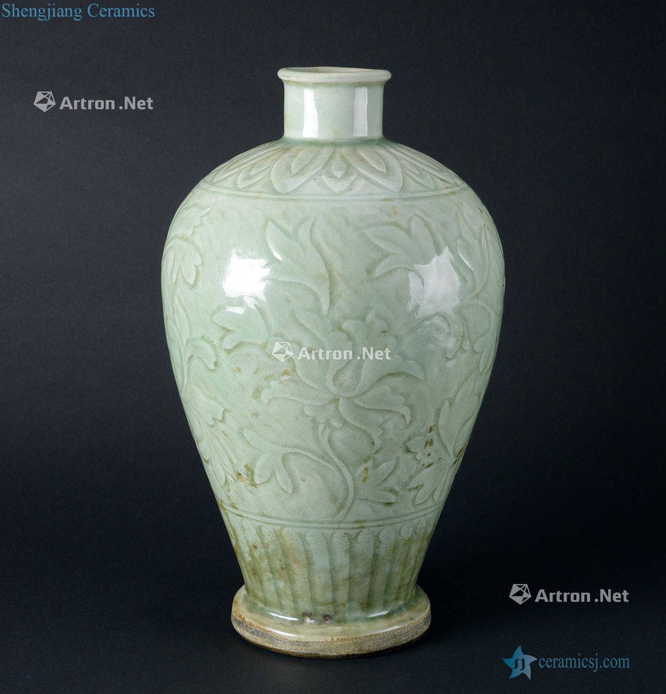 In the Ming dynasty (1368-1644), longquan celadon carved flower grain mei bottle