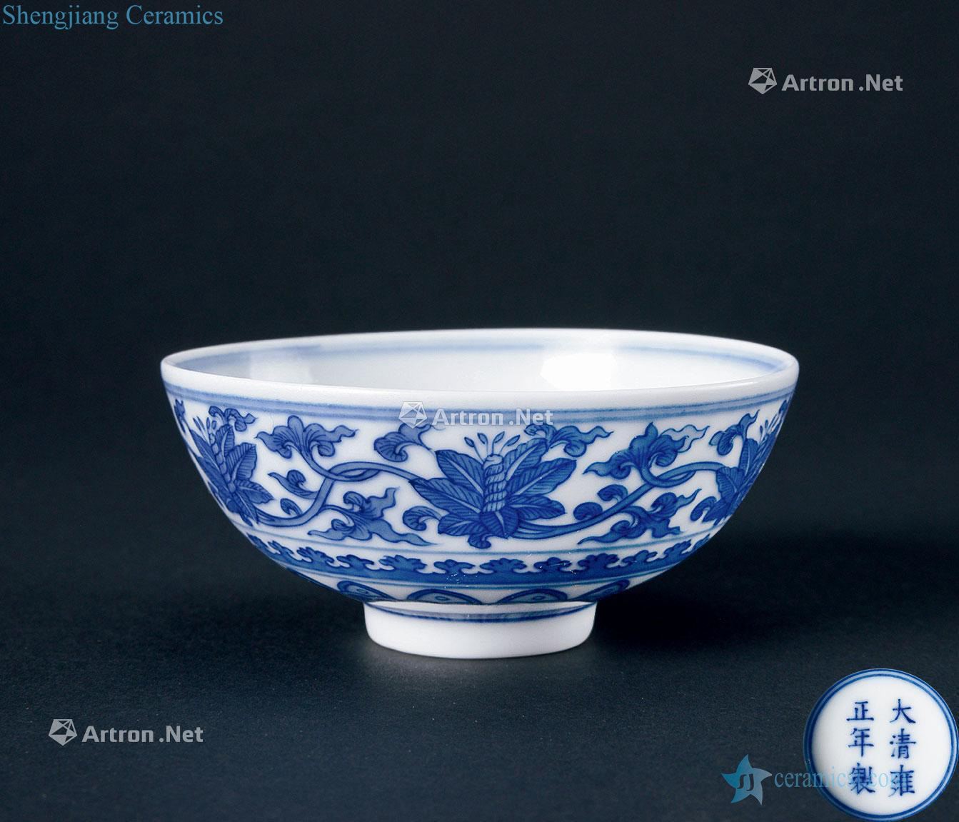 In the qing dynasty (1644-1911) blue and white tie up branch flowers grain small bowl