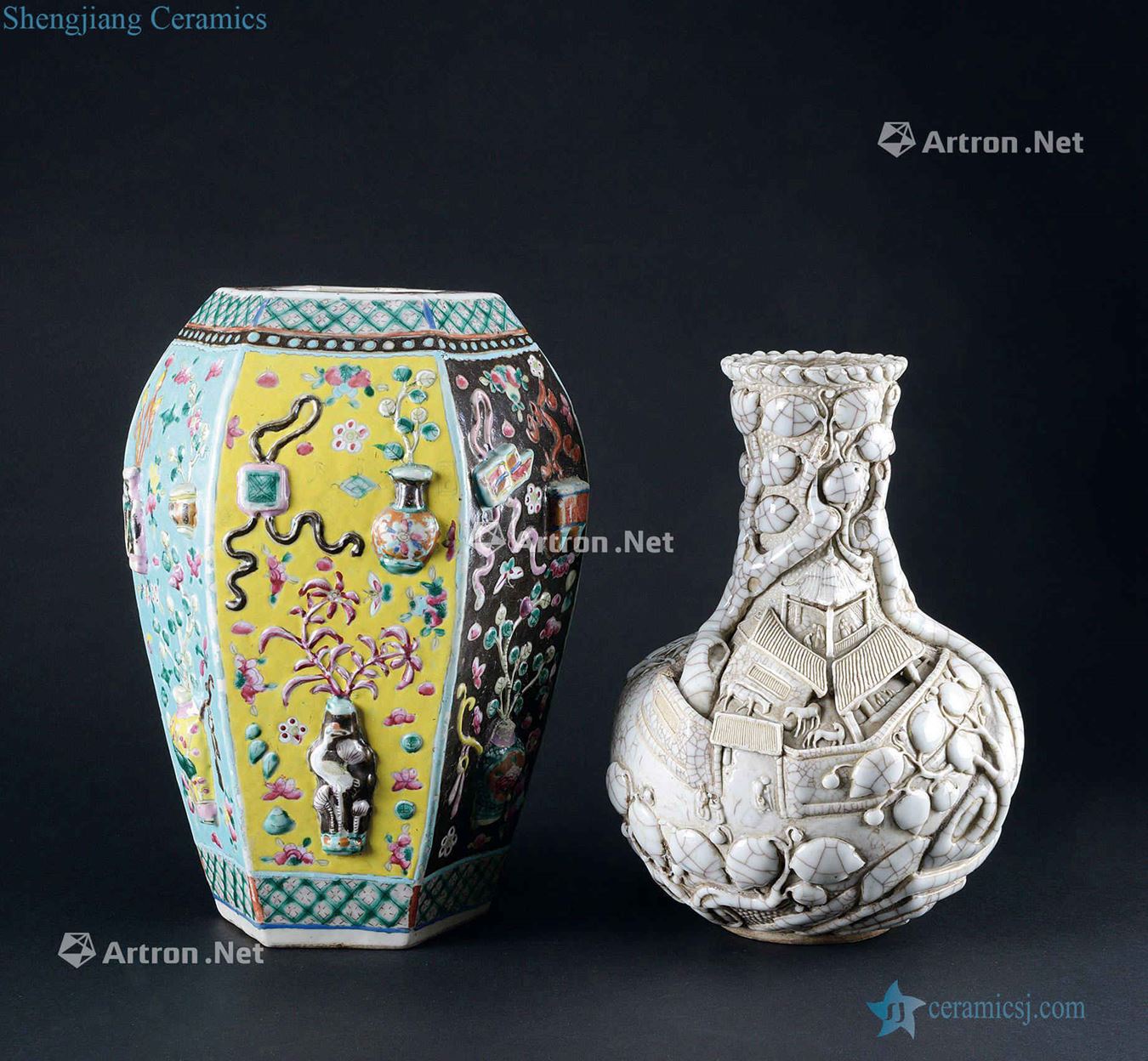 In the qing dynasty (1644-1911) carved porcelain pavilions bottles of famille rose antique lines hexagonal pot two things (group a)