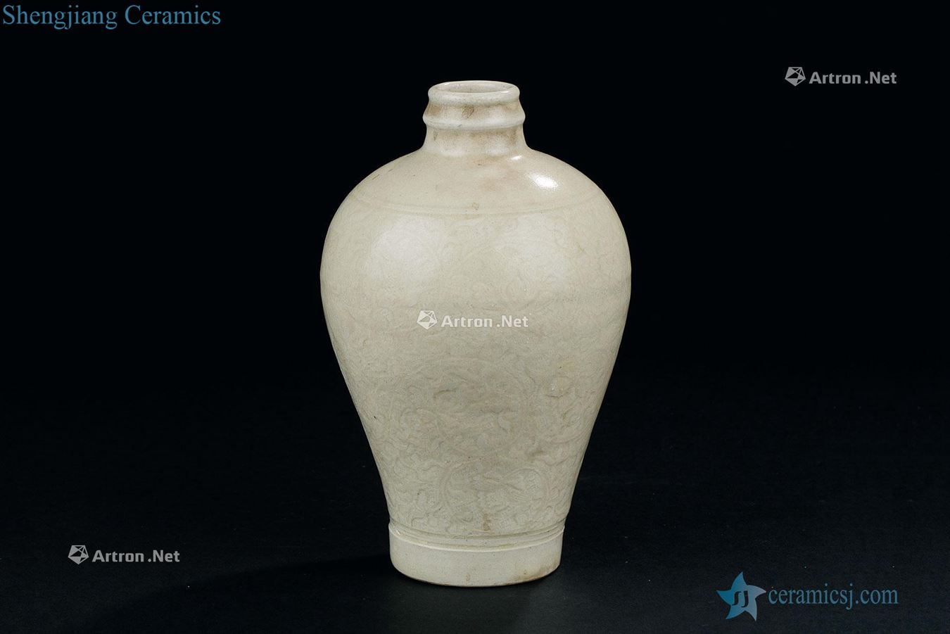 The song dynasty (960-1279) blue white porcelain flower grain mei bottle wrapped branches