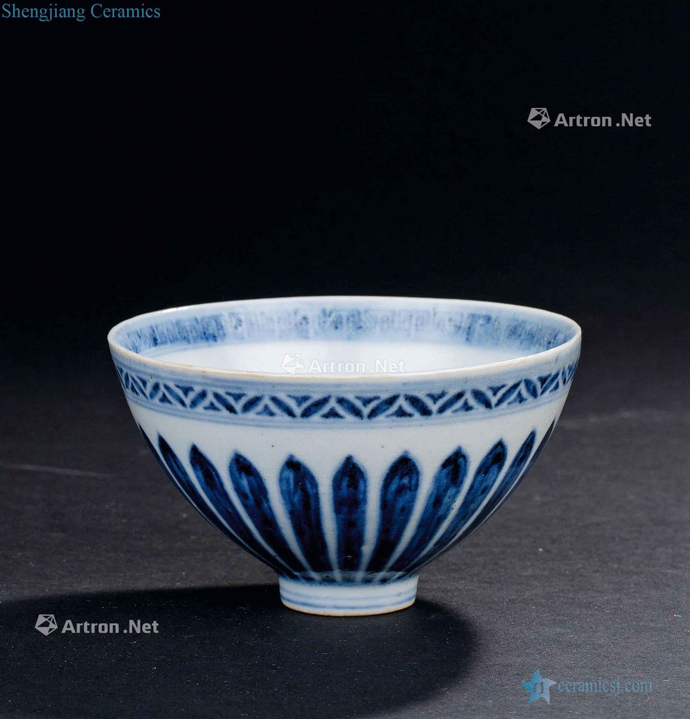 Early Ming dynasty (1368-1441) blue and white chrysanthemum petals grain heart bowls