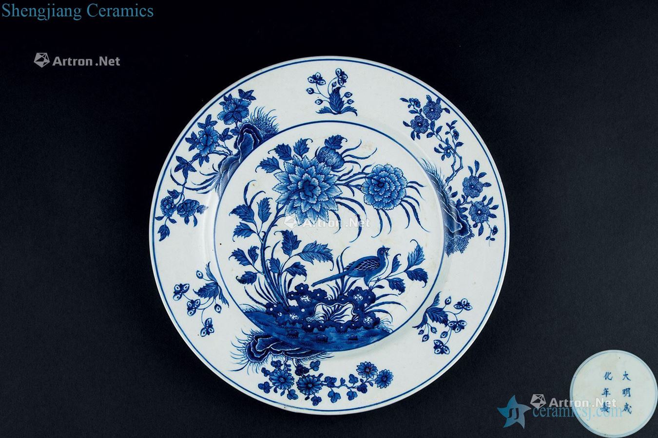 In the qing dynasty (1644-1911) blue and white flower on the tray