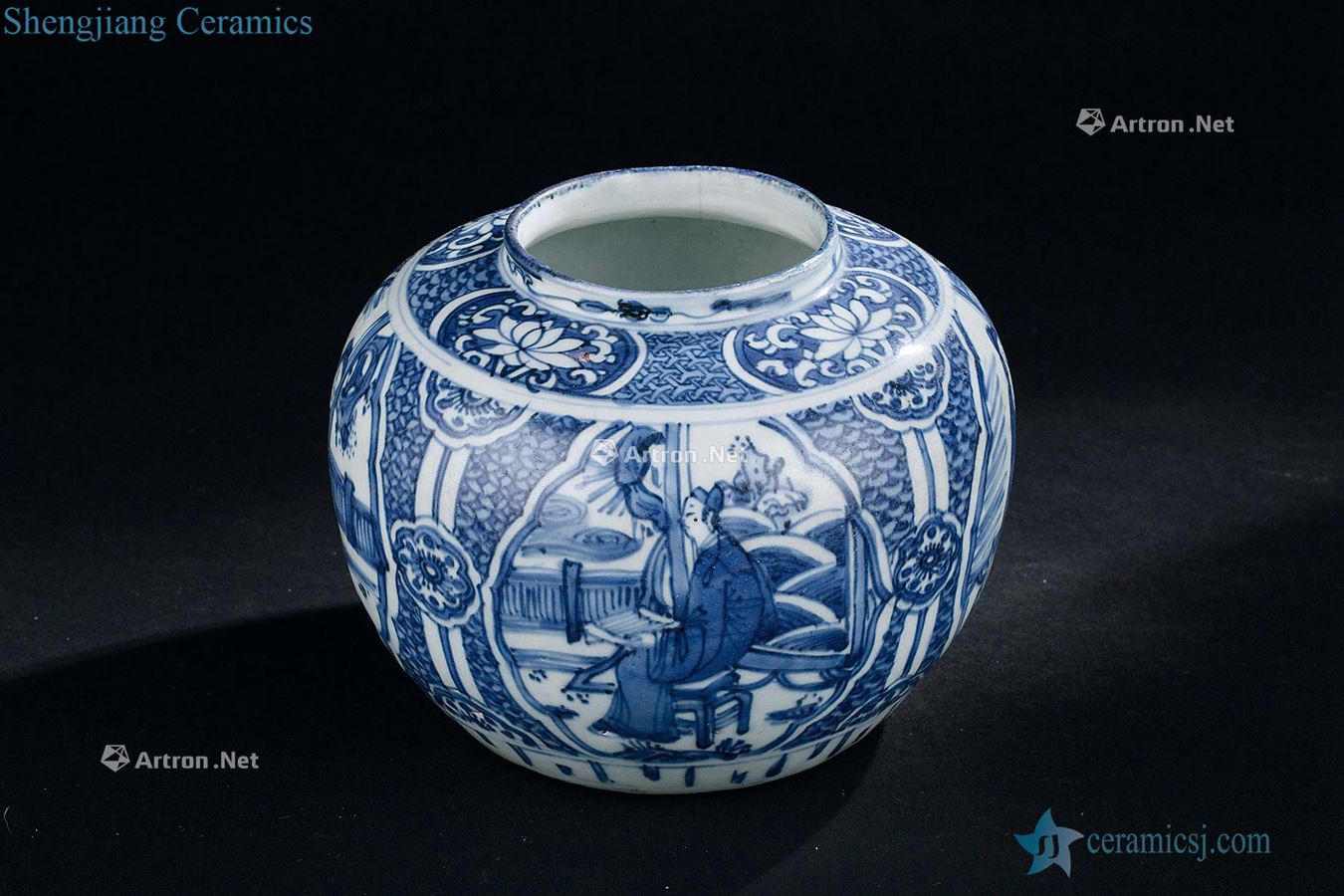 In the Ming dynasty (1368-1644) blue and white grain tank medallion characters