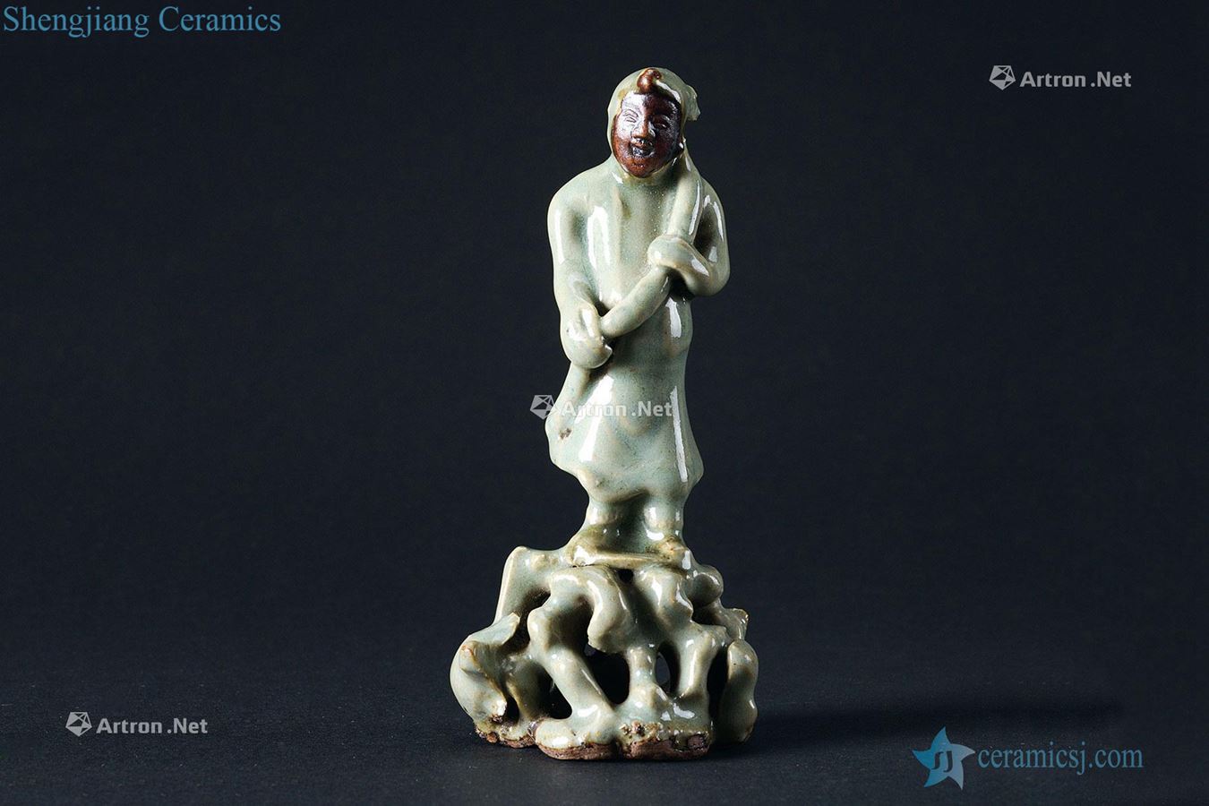 Longquan celadon character stands resemble the Ming dynasty (1368-1644)