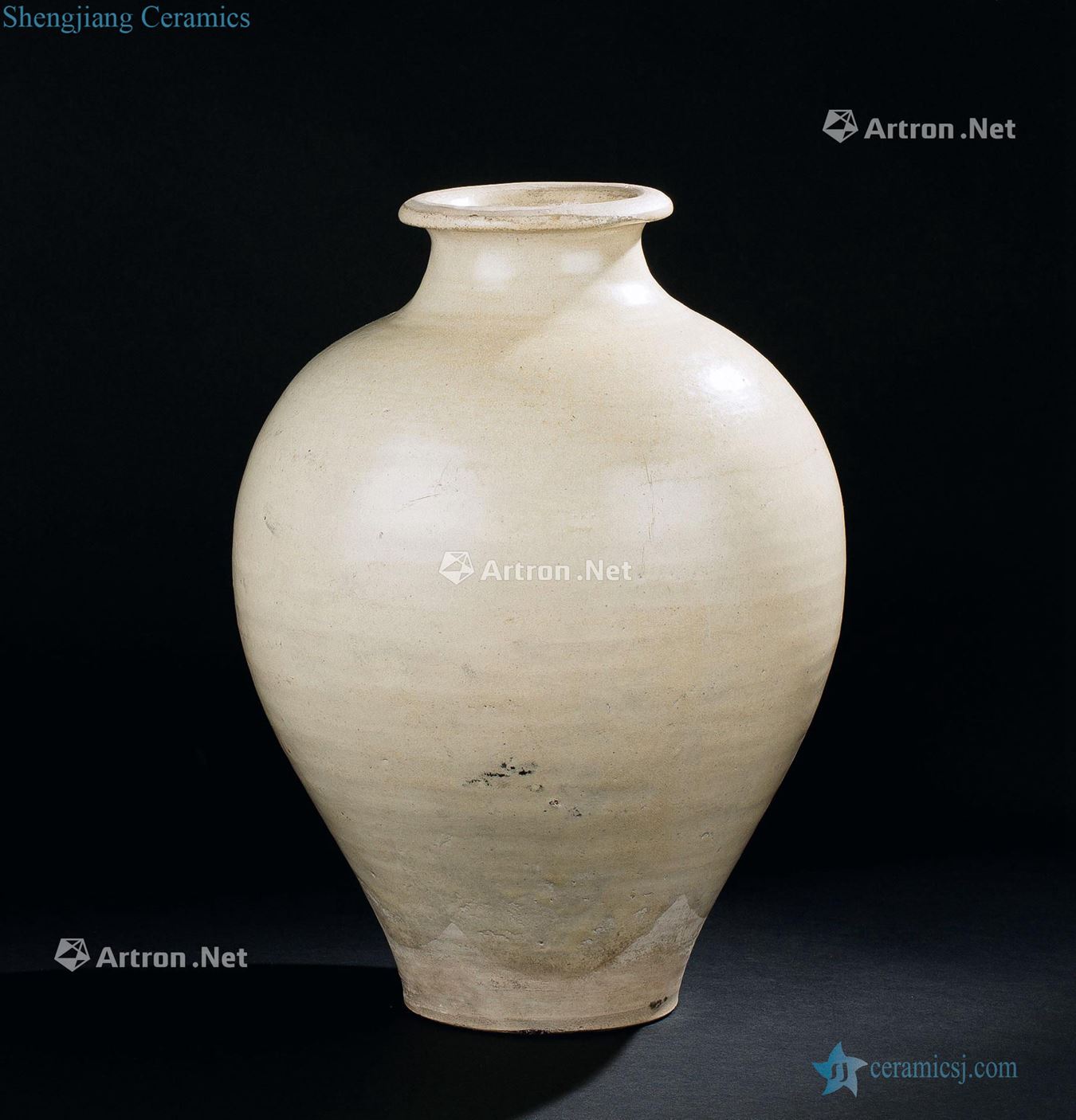 White glazed pot of the tang dynasty (618-907)