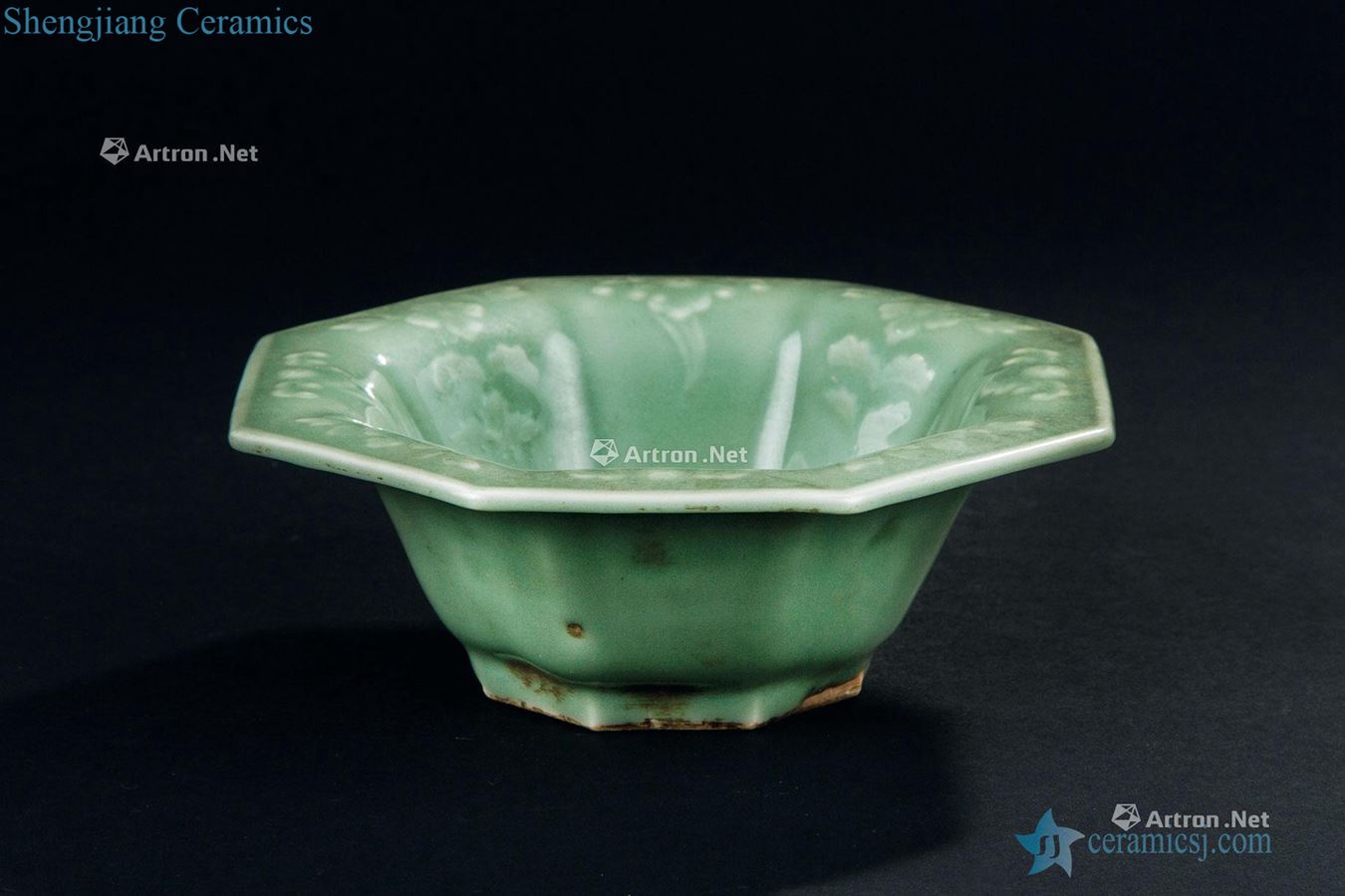 In the Ming dynasty (1368-1644), celadon flower grain anise bowl