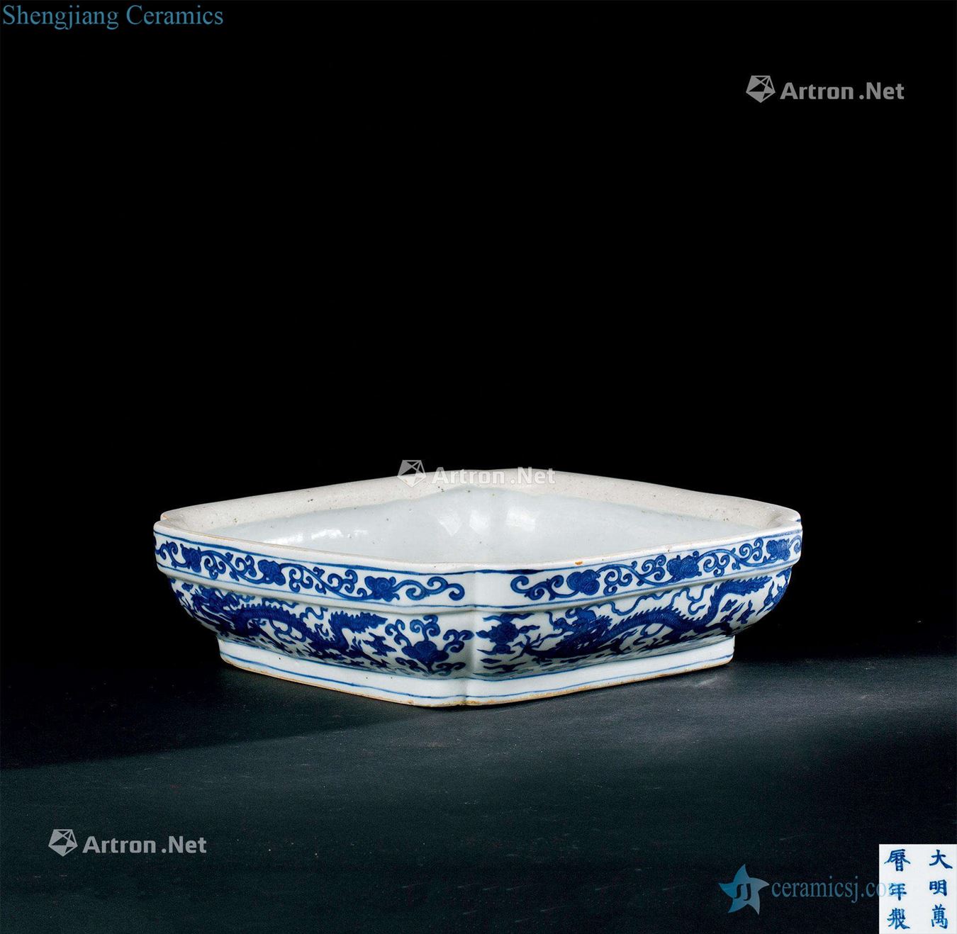 In the Ming dynasty (1368-1644) blue and white dragon Angle flat bowl