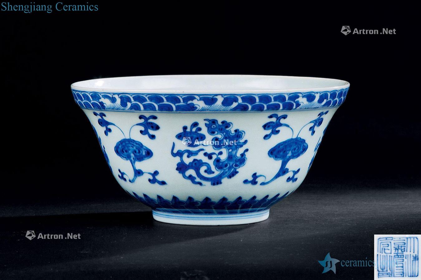 In the qing dynasty (1644-1911) blue and white regiment Long Lingzhi green-splashed bowls
