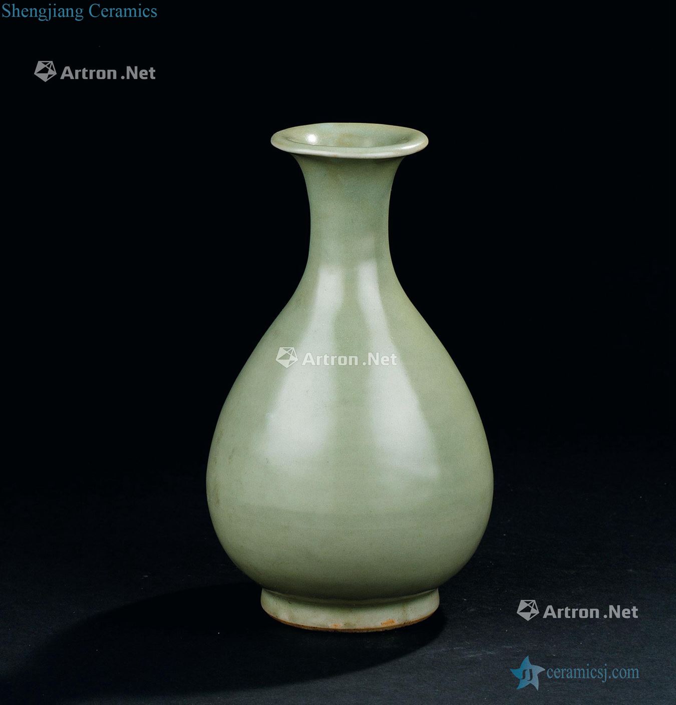 In the Ming dynasty (1368-1644), longquan celadon okho spring bottle