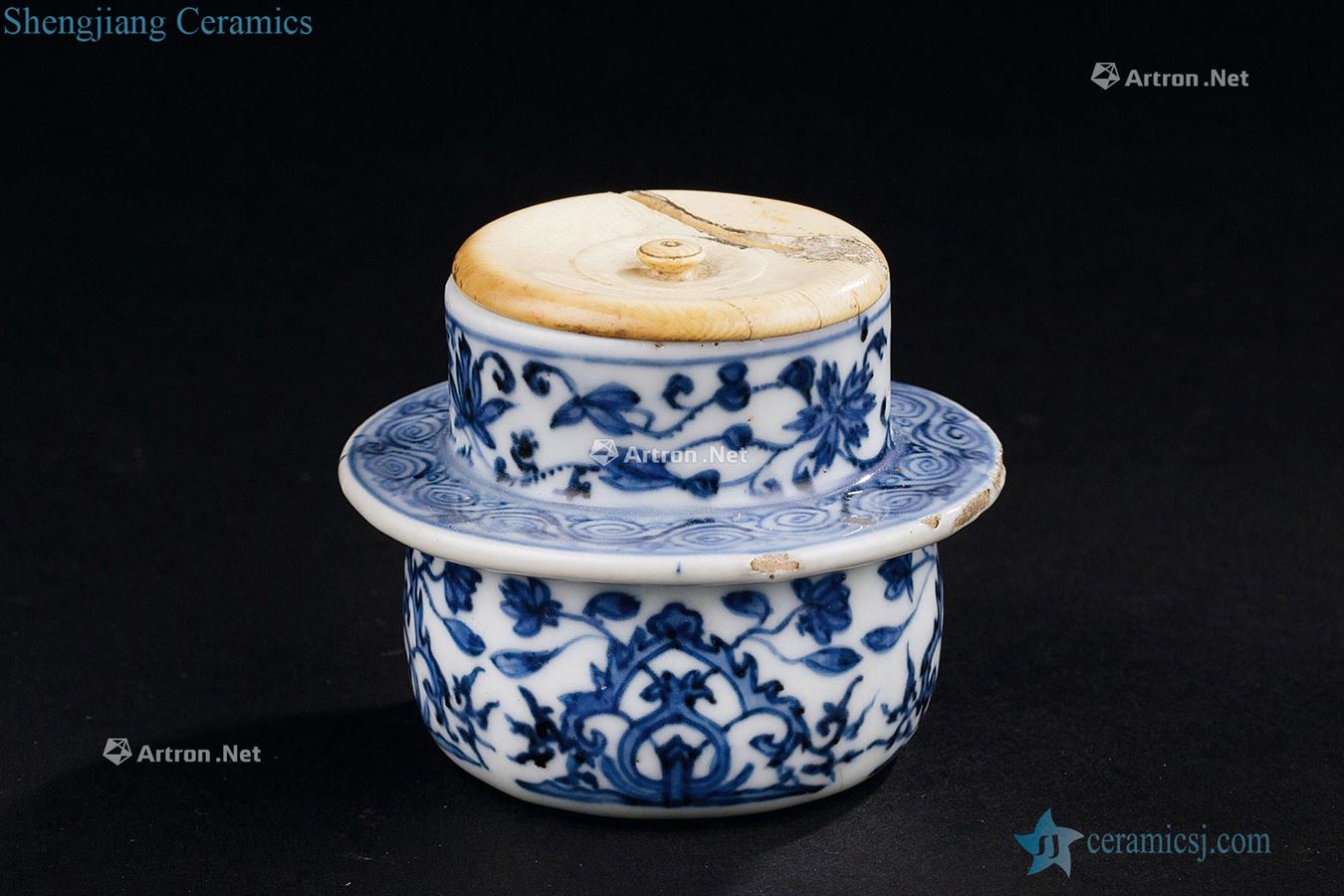 Ming jiajing (1522-1566) blue and white small pot