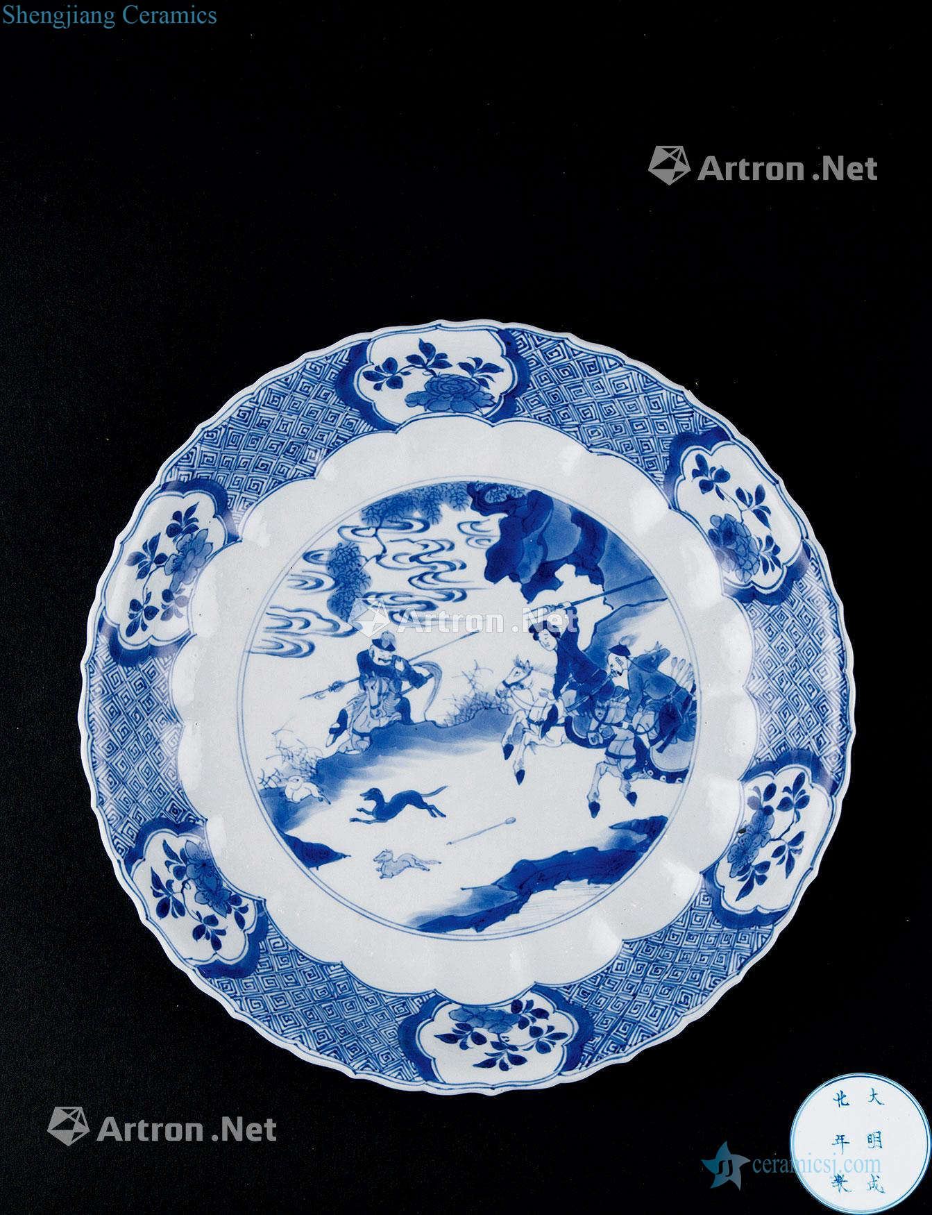 In the qing dynasty (1644-1911) blue and white flower hunting grain mouth tray