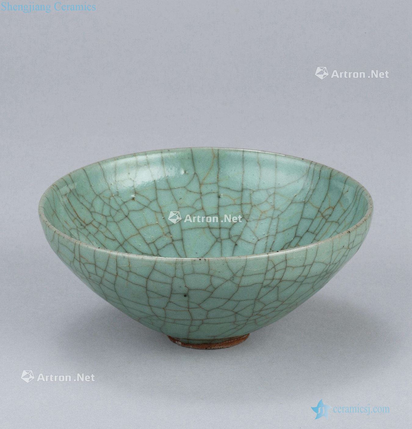 In the Ming dynasty (1368-1644) elder brother glaze bowls