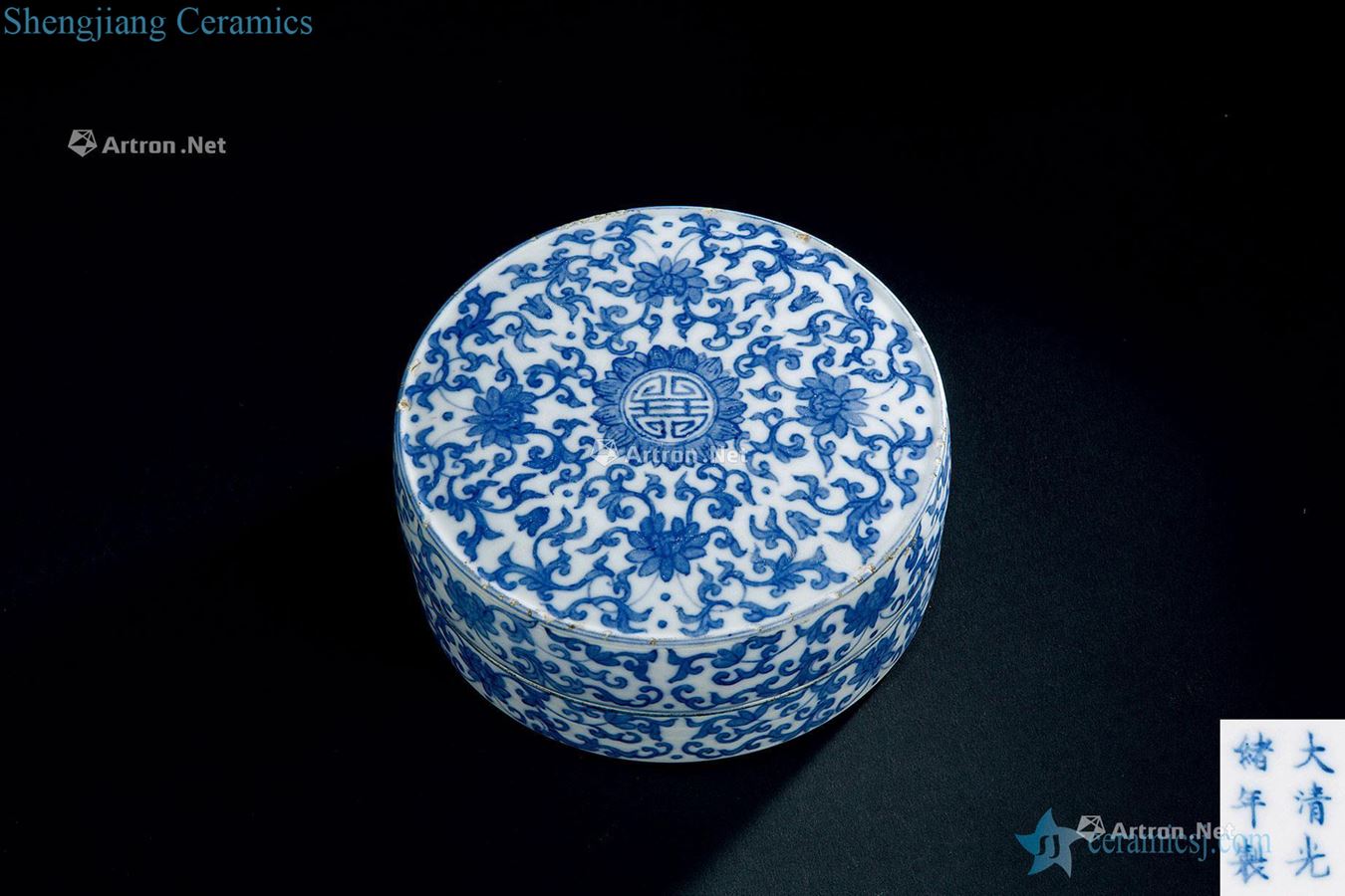 In the qing dynasty (1644-1911) blue and white lotus flower grain dome box