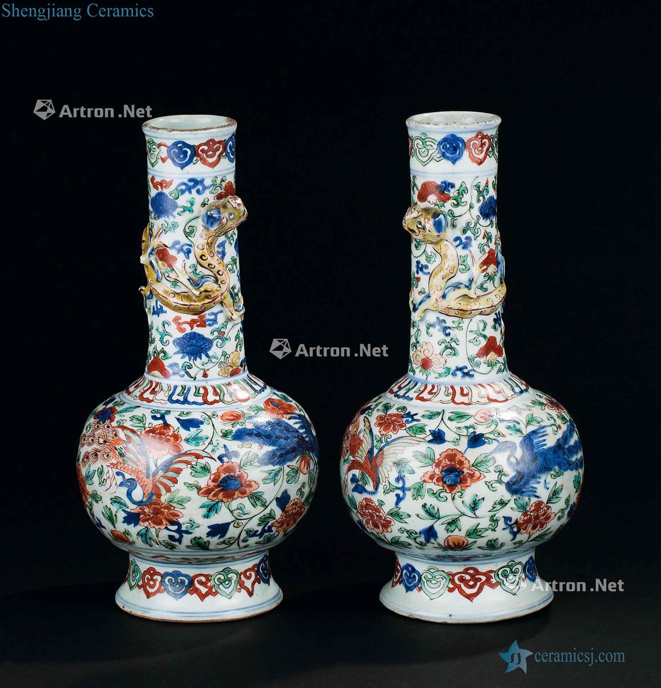 In the Ming dynasty (1368-1644) blue and white color longfeng lines (a) a flask