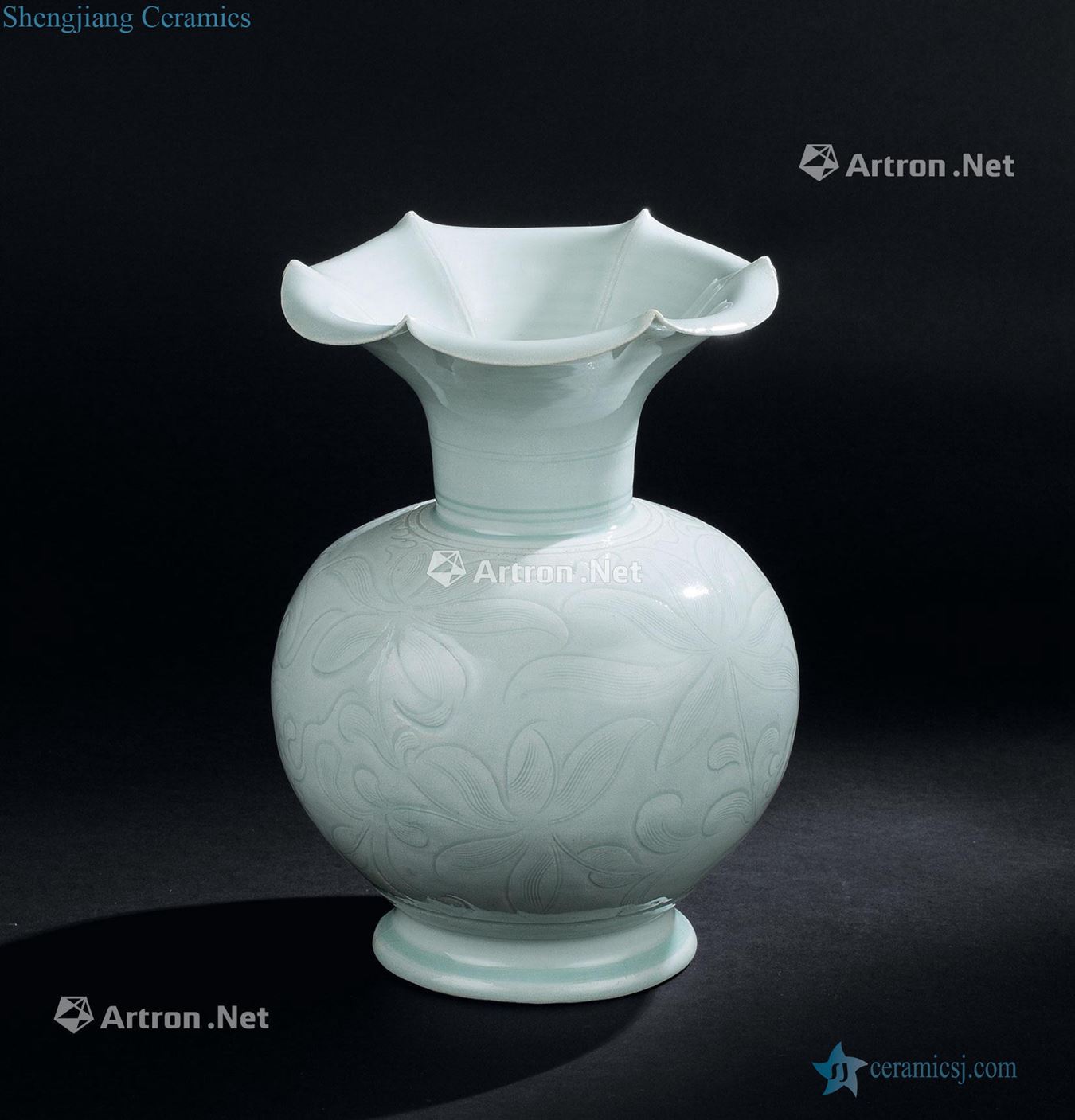 The song dynasty (960-1279), a shadow lotus grain flower mouth bottle green