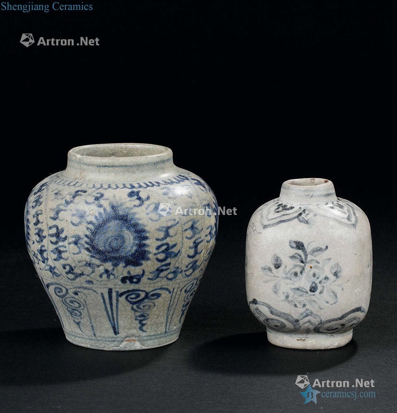 The yuan dynasty (1279-1368) blue and white flower grain tank sifang flowers inserted two things (group a)