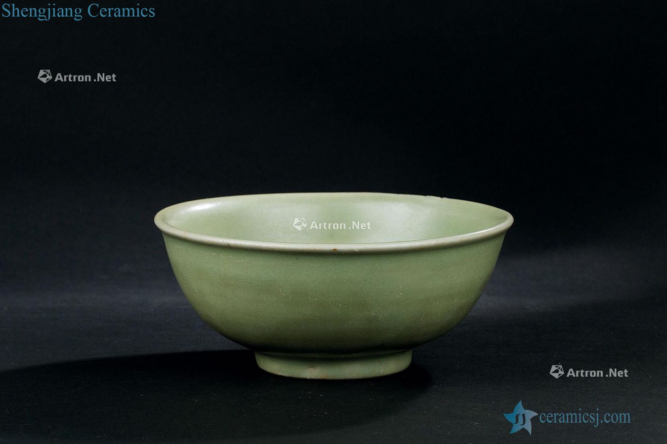 In the Ming dynasty (1368-1644), longquan celadon carved flowers green-splashed bowls