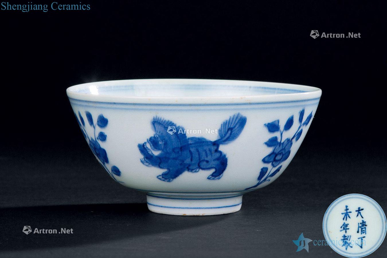 In the qing dynasty (1644-1911) blue and red lion flowers green-splashed bowls