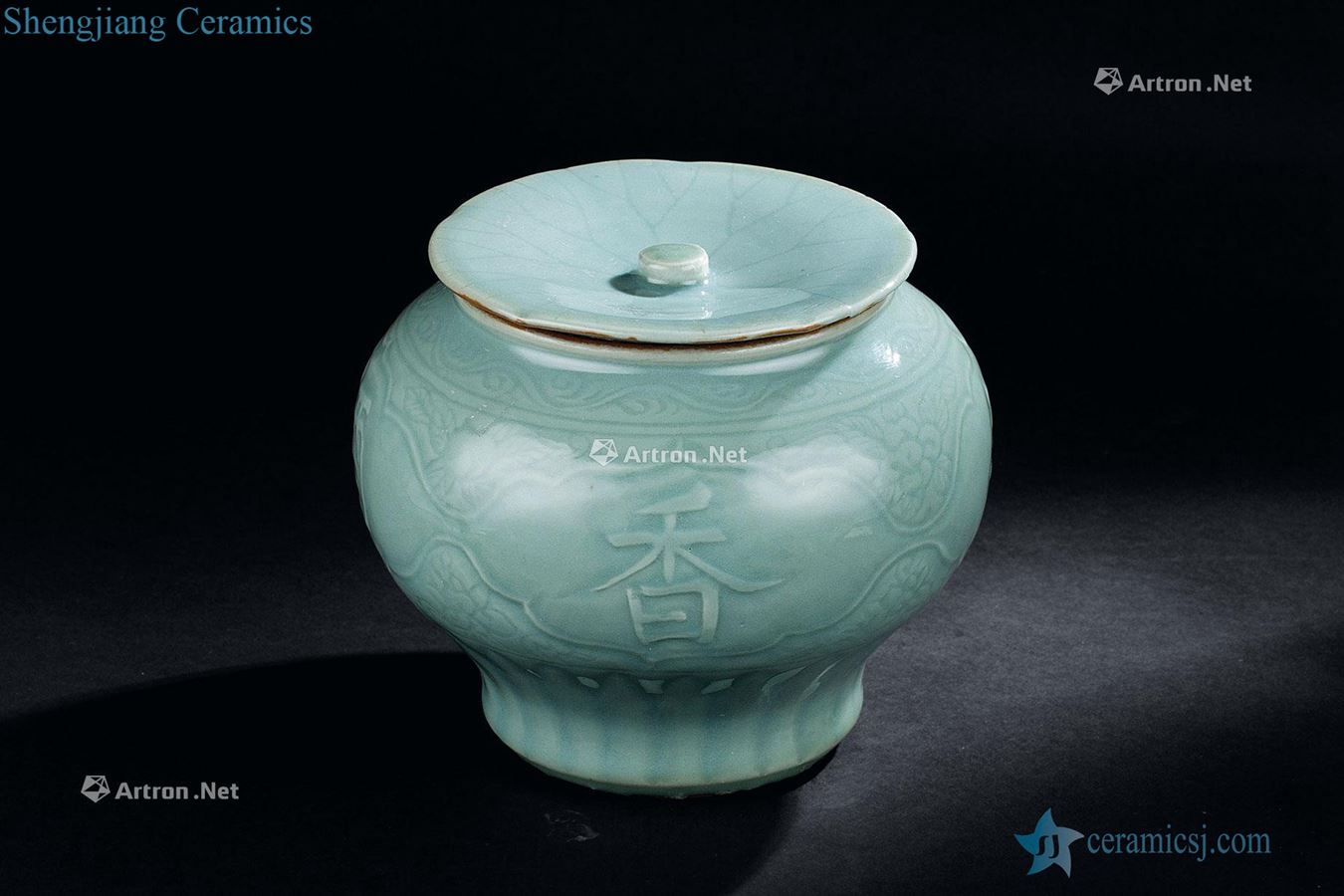 In the Ming dynasty (1368-1644), longquan celadon poems cover tank