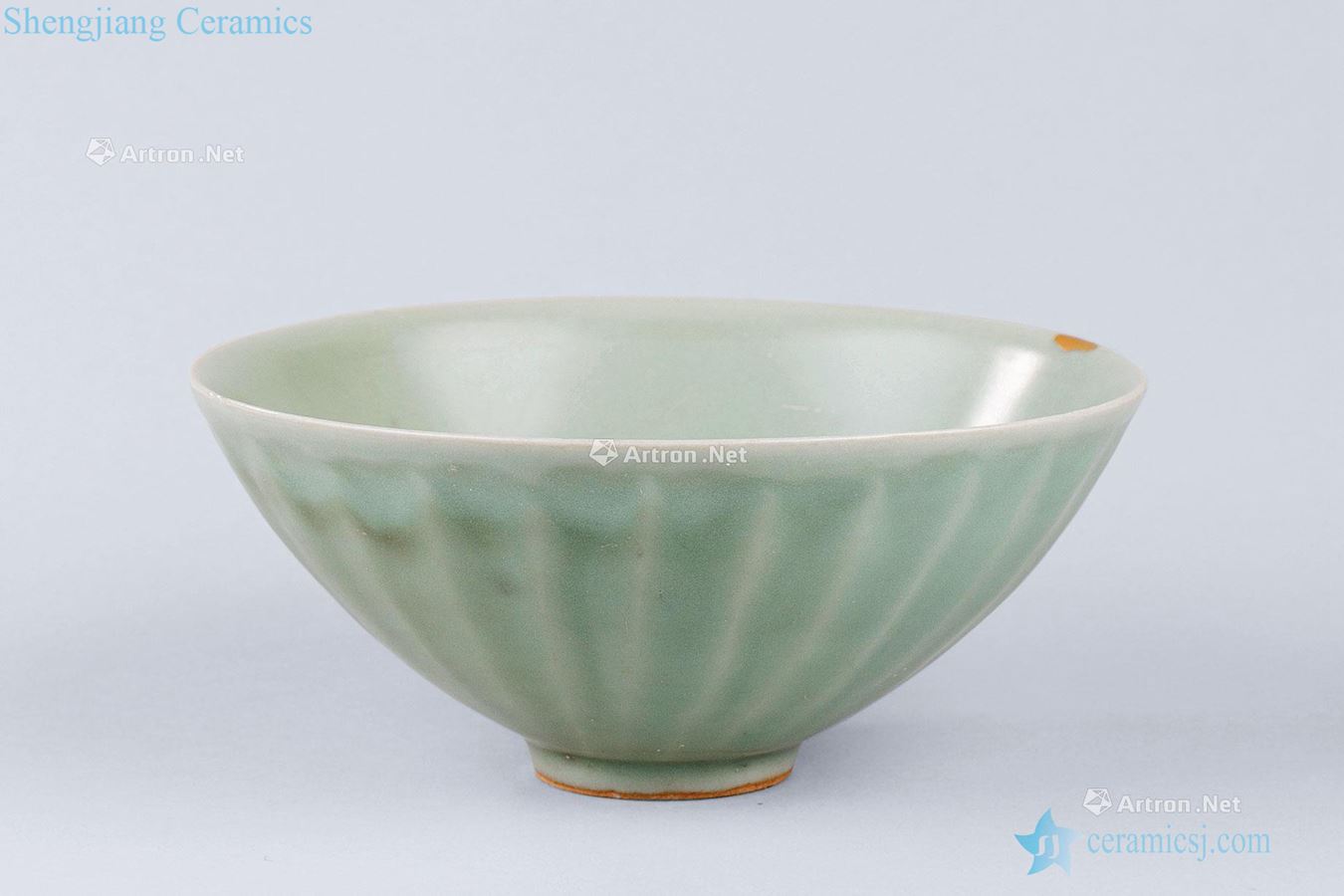 The song dynasty (960-1279), longquan celadon celadon lotus-shaped bowl