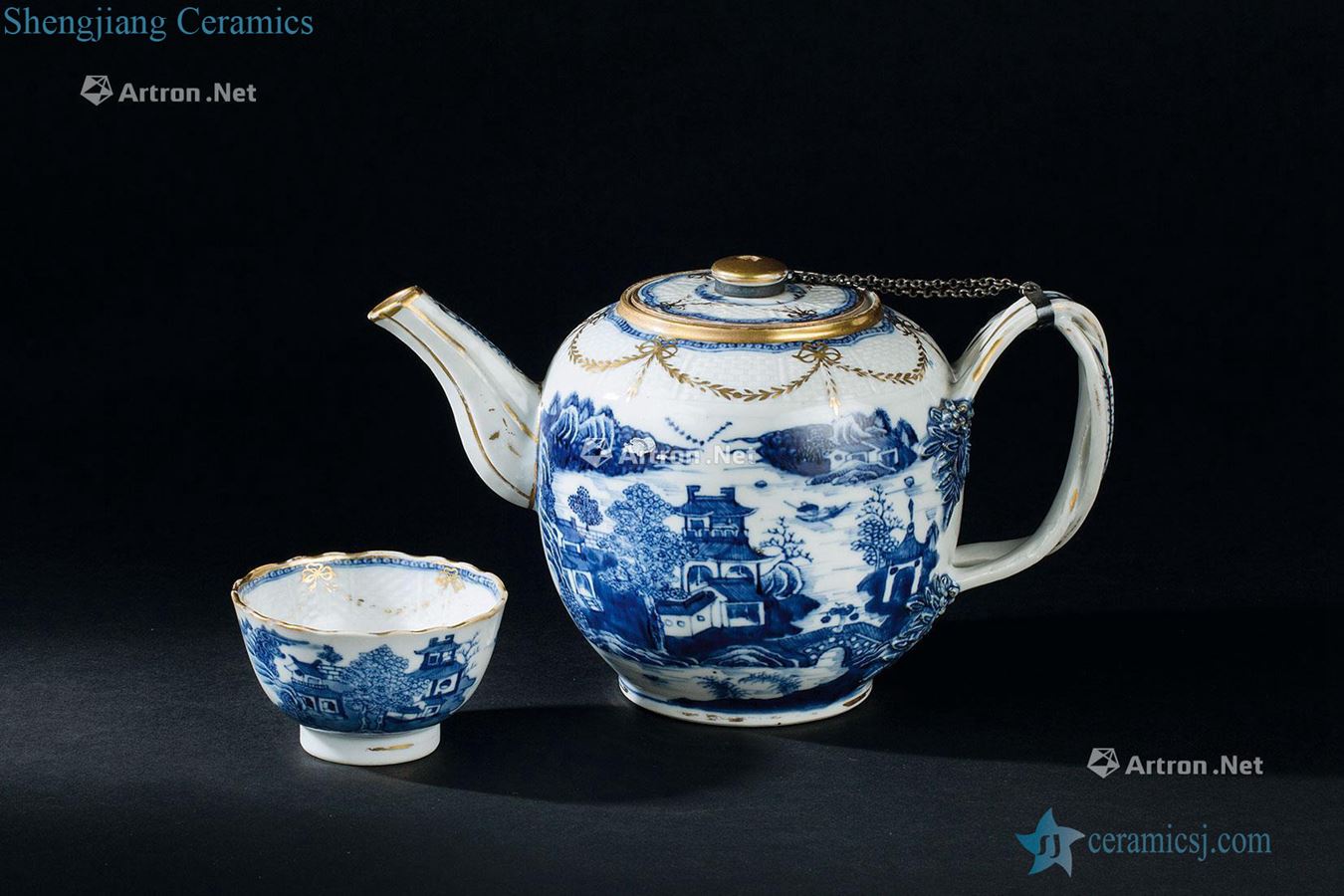 In the qing dynasty (1644-1911) blue and white colour and grain export porcelain teapot teacup two things (group a)