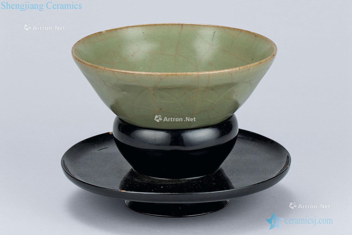 In the Ming dynasty (1368-1644), longquan celadon teacup