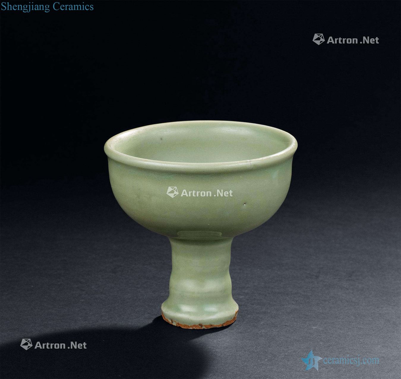 The yuan dynasty (1279-1368), longquan celadon plum green carved flower grain footed cup