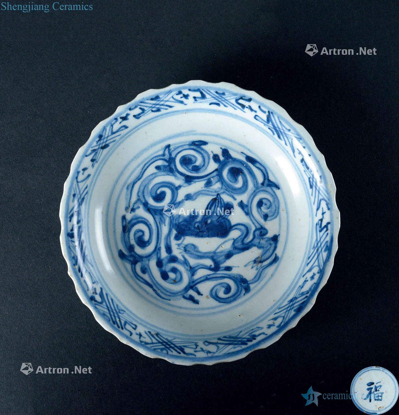 In the Ming dynasty (1368-1644) blue and white flower grain flower small mouth