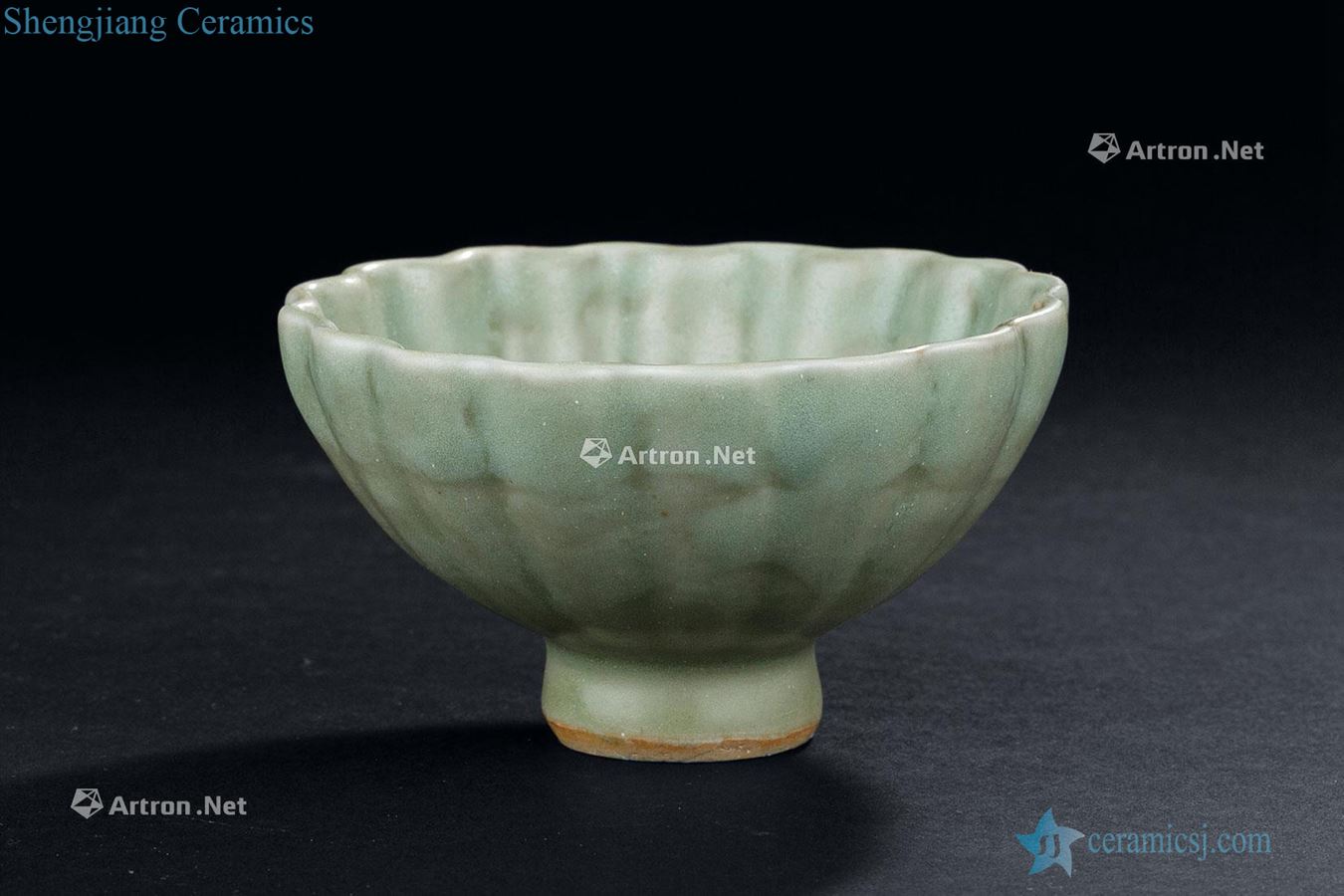 The song dynasty (960-1279), celadon melon leng lamp