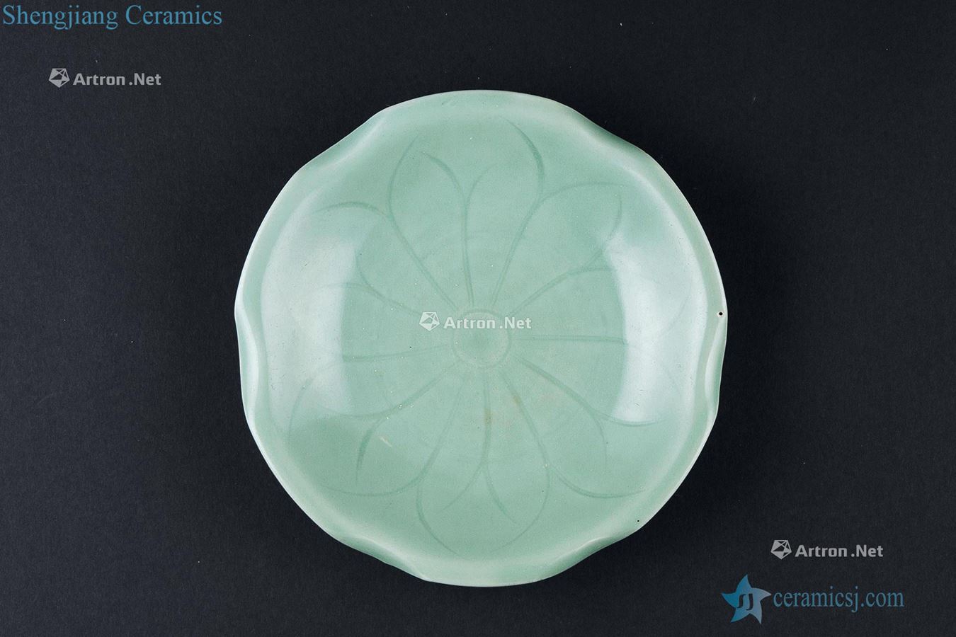 The song dynasty (960-1279), longquan celadon celadon lotus leaf veins