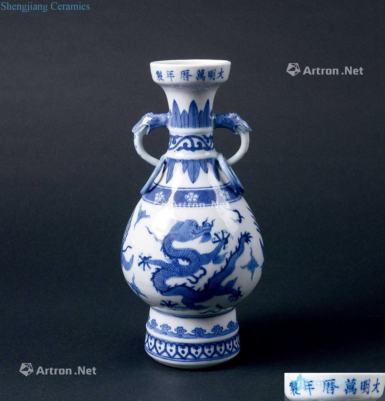 In the qing dynasty (1644-1911) blue and white in extremely good fortune grain vase with a double door knocker