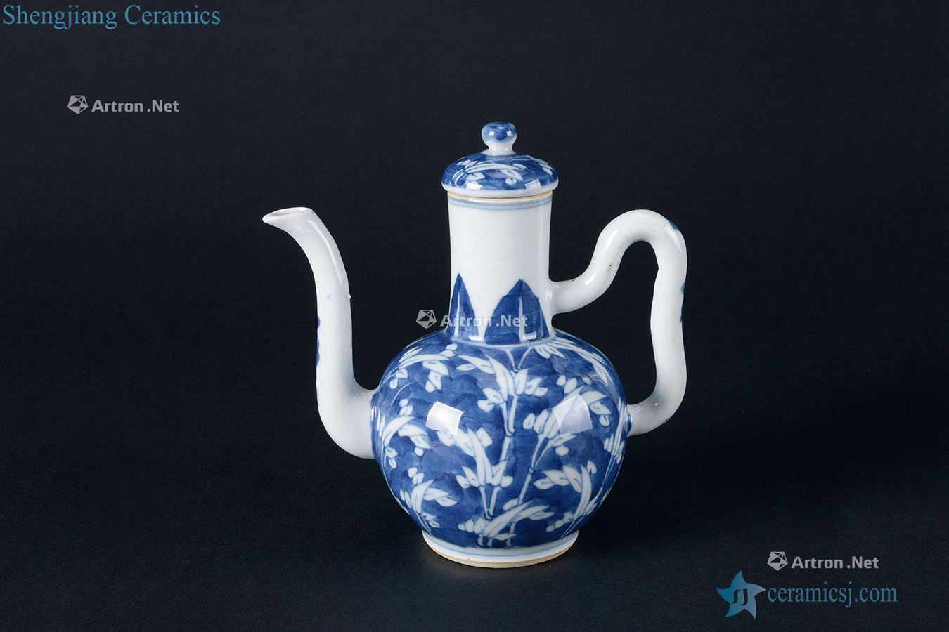 In the qing dynasty (1644-1911) blue and white bamboo leaf veins ewer