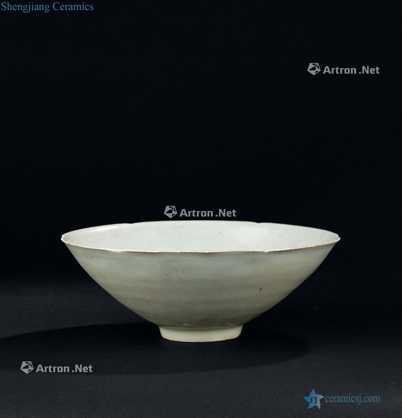 The song dynasty (960-1279), a shadow blue carved flowers grain flower mouth bowl