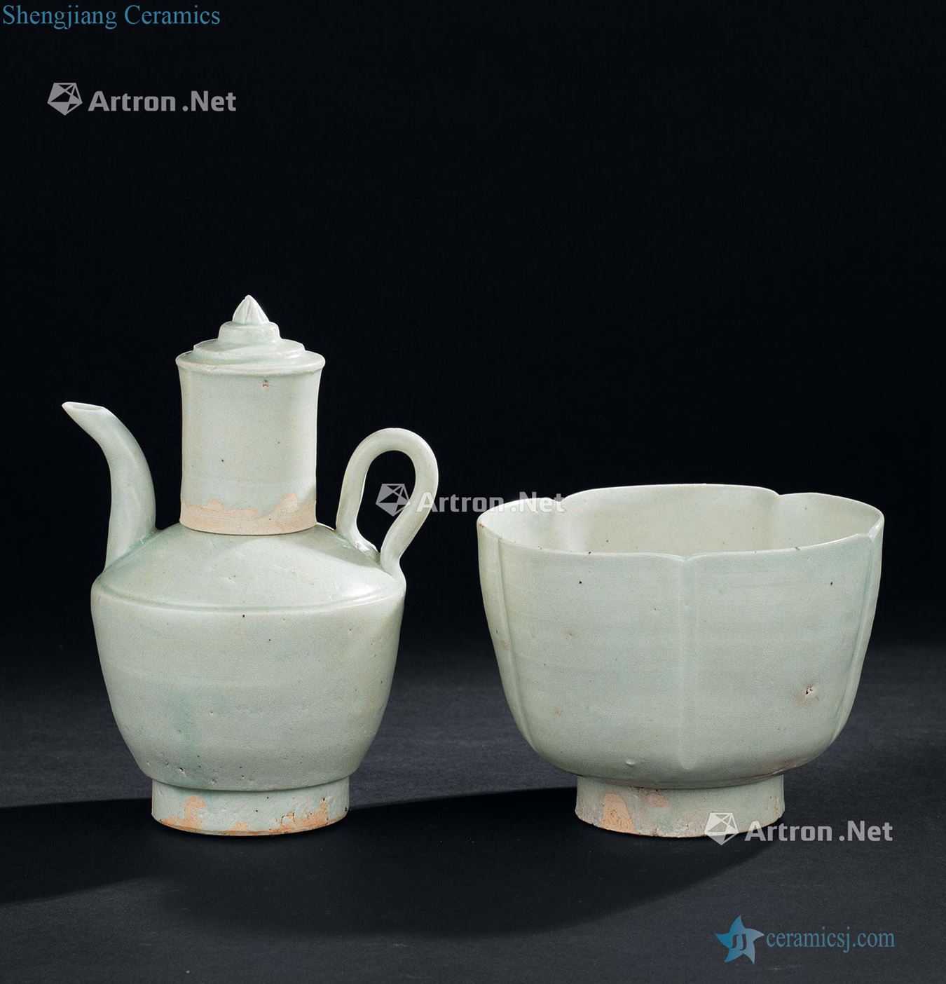 The song dynasty (960-1279) shadow green ewer bracket lamp that two things (group a)